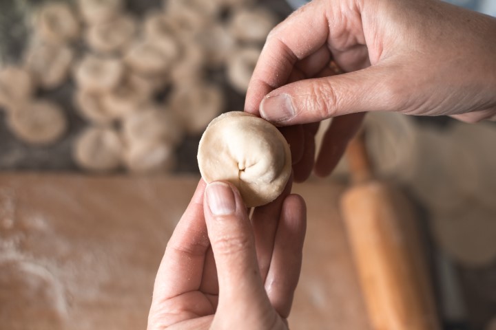 בצק לכיסונים: טעמים מסביב לעולם – אצלכם במטבח. שמרית בצק כיסונים